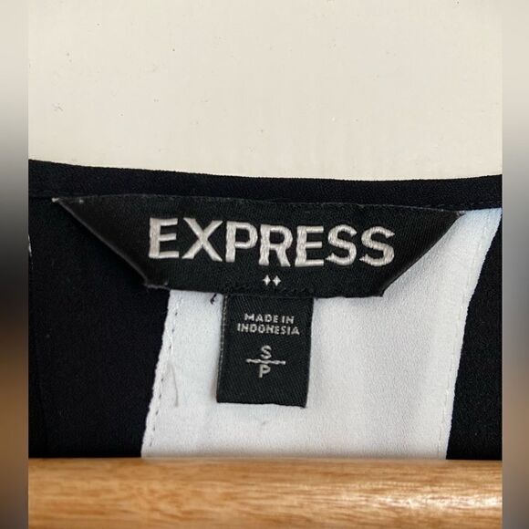 EXPRESS Scoop Neck black and white chiffon sleeveless slit back top - Picture 4 of 5